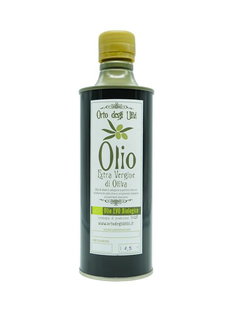 Bottiglia di Olio Bio Italiano in Bottiglia da 500 ml in metallo verde scuro con tappo dorato ed etichetta bianca con testo verde e grafica a rami d'ulivo. La bottiglia contiene 0,5 litri di olio extravergine di oliva.